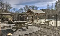 Cozy Cabin at a Mountain Resort 4 Mi to Downtown! - Feriehus