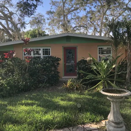 Cozy bungalow in charming Bay Point subdivision 2 minutes to Nokomis beach.