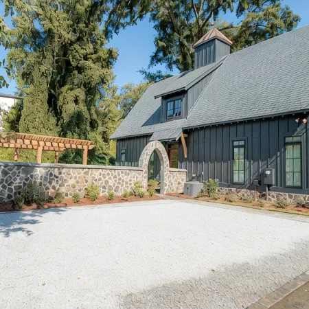 The Black Barn, 3 BR/3 BA House! Easy walking Distance To Everything!
