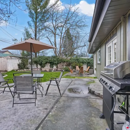 Yard w/ fire pit & grill, king bed, light filled