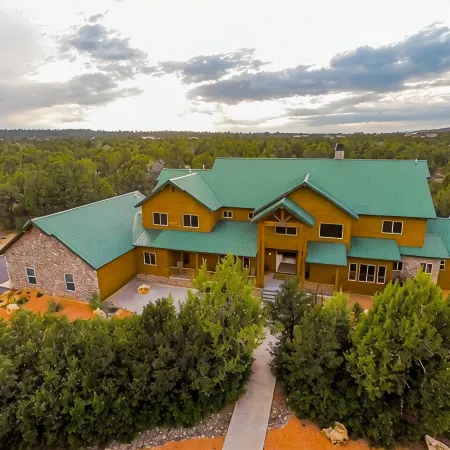 MASSIVE 9 BEDROOM LUXURY CABIN! PERFECT FOR REUNIONS AND RETREATS!