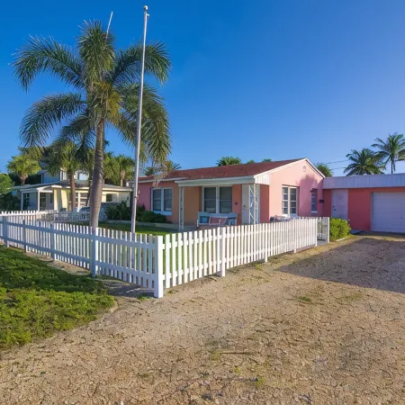 SOUTH BEACH & PARK Just a Hop Skip & Jump • CORAL COTTAGE • Fun Seaside Vero