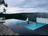 山丘色彩旅館 - 無邊際泳池
