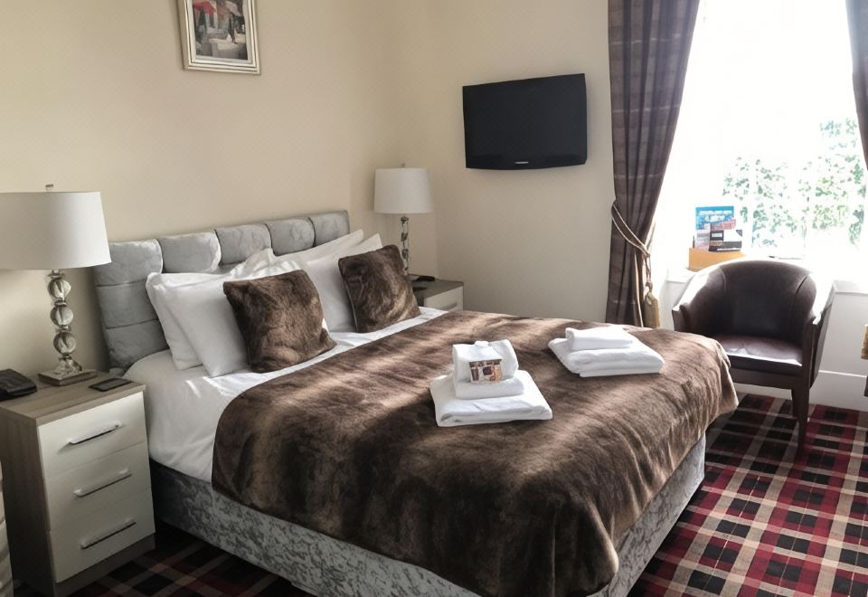Haughton Arms Hotel - Housity