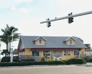 Beachy Blue,2 Htd Pools, Steps to Beach, WiFi, Gym, Piers, Park,Johns Pass Shops - 2-Star