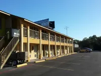 Carefree Inn Flatonia Hotels in Fayette County