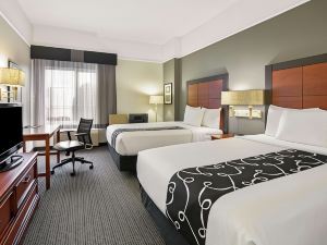 La Quinta Inn & Suites by Wyndham DFW Airport South / Irving