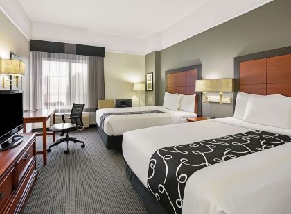 La Quinta Inn & Suites by Wyndham DFW Airport South / Irving