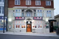 Entire Apartment with Sun Filled Private Garden Hotels in Margate