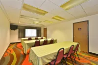 Super 8 by Wyndham Platte City/KCI Airport North Hotel di Leavenworth