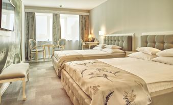1. Hotel Co..