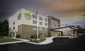Holiday Inn Express & Suites Brevard – City Center