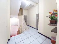 RedDoorz at Luxury Homestay Near Aloha Waru Surabaya Hotel a Gedangan