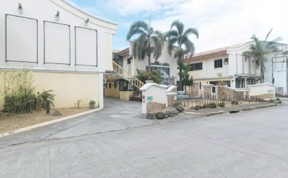 RedDoorz @ Moss Hotel Dasmarinas