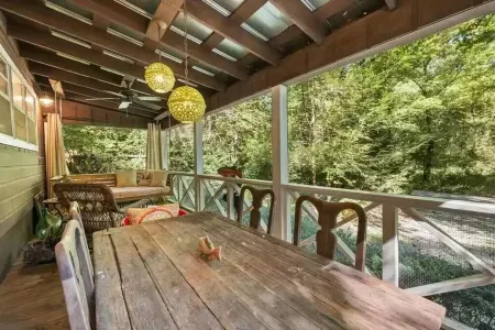 Cozy Lake Burton cottage -- enjoy boating, mountains, hiking, wineries and more!