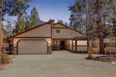 The Bear Slumbers in Big Bear, spa, WiFi, foosball, pool/ping-pong Hotels near Big Bear City Park
