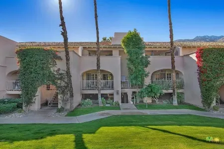 Palm Springs Deauville Desert Garden Отели рядом с достопримечательностью «Honeymoon Hideaway»