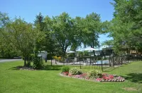 Super 8 by Wyndham Gananoque        Country Squire Resort Hotel a Leeds and the Thousand Islands