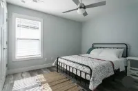 Legacy II- Walk to Notre Dame. New 6 bedroom 5.5 bathrooms,  sleeps up to 14