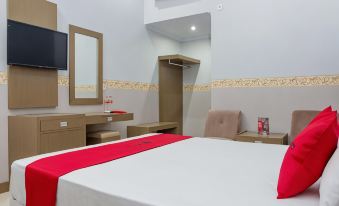 RedDoorz Near Goa Panggung