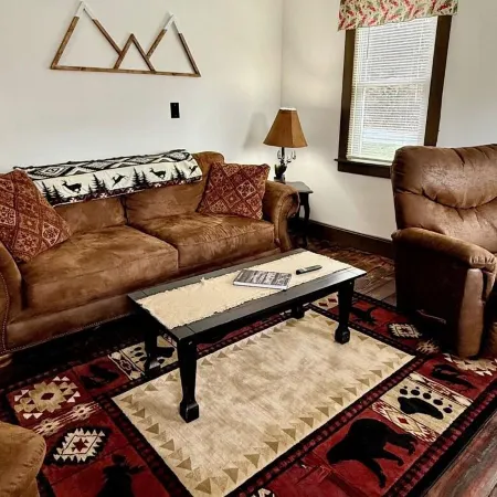 Cozy river front log cabin close to, Seneca Rocks, Dolly Sods, Spruce Knob Отели в г. Пендлтон