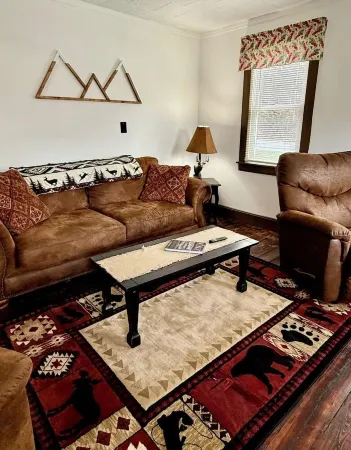 Cozy river front log cabin close to, Seneca Rocks, Dolly Sods, Spruce Knob