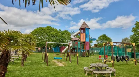 3 Bed Caravan Sleeps 8 - Parking BBQ Pool