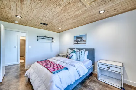 Scenic Views and Modern Luxury - Exquisite Hill Country Retreat Отели рядом с достопримечательностью «Национальный исторический парк имени Линдона Б. Джонсона»