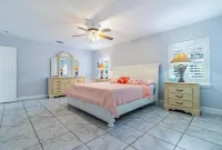 New Listing!! Charming 2/2 cottage in wonderful Homestead with AC, WiFi