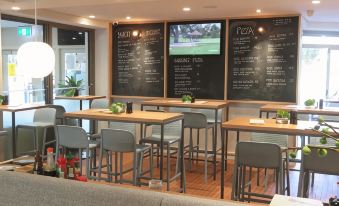 Baileys Parkside Motel by VetroBlu