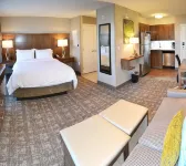 Staybridge Suites Red Deer North by IHG レッド・ディア・ポリテクニック図書館周辺のホテル