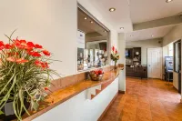 Olux Hotel-Motel-Suites فنادق في لافال