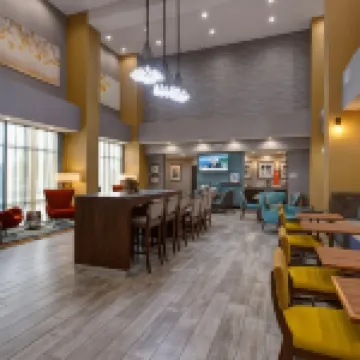 Hampton Inn & Suites Wichita/Airport Hotels in Wichita