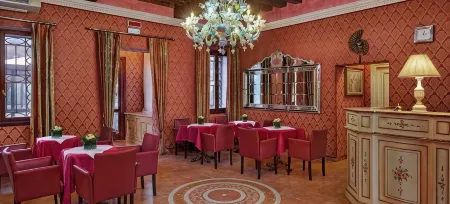 Hotel Tre Archi Отели рядом с достопримечательностью «Палаццо Лабиа»