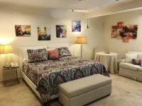 Postcard Perfect Getaway! Roof top pool and amenities