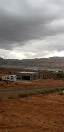 Lake Powell, Grand Circle, 3-bedroom house with AC, WiFi in welcoming Big Water