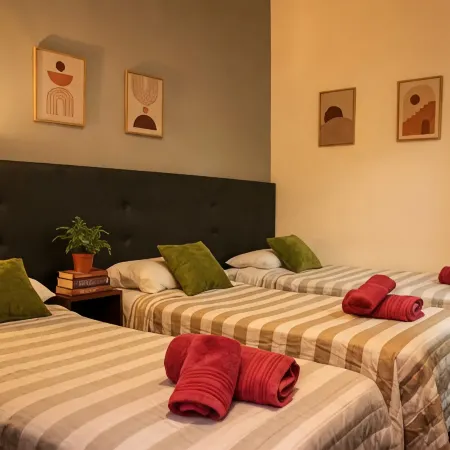 ViaVia BsAs GuestHouse Отели рядом с достопримечательностью «Железнодорожный вокзал Конститусьон»