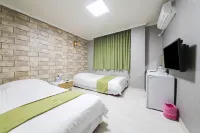 Jeju R Hotel & Guesthouse - Hostels