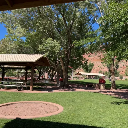 Serene Downtown Kanab Adventure Hub for Zion, Bryce, Lake Powell w/Hot Tub, Yard
