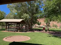 Serene Downtown Kanab Adventure Hub for Zion, Bryce, Lake Powell w/Hot Tub, Yard