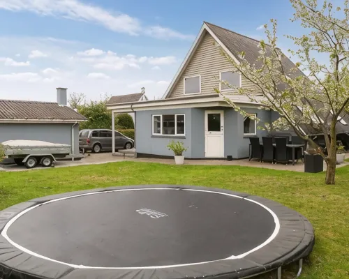 Big villa near MØNS KLINT stege with Trampoline Hotels in Stege