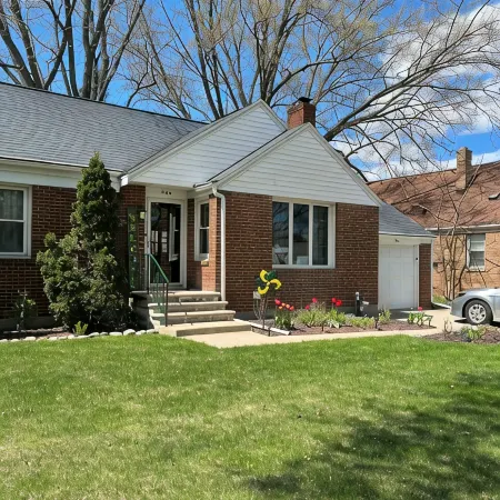 Walk to Lambeau! - Bart Starr 3 Bedroom House Near Marquette Park, Sleeps 10