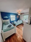 DuckUtopia-Pool/HotTub/Private Dock/0.3mi to Beach