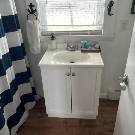 1 bed/ba lakeside cottage, large deck, west side of Seneca Lake. Pet Friendly!