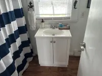 1 bed/ba lakeside cottage, large deck, west side of Seneca Lake. Pet Friendly!