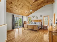 April Special ~ Mtn Views, Hot Tub+Fire Pit, WiFi, Gas Log Fireplace, Grill! - balcony