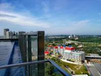 HostaHome Suites at Afiniti Residence Walk to Legoland - 屋上プール