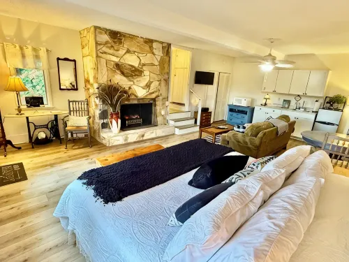 Stunning Mountain view from in-town location. Walk to town!!