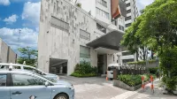 โรงแรมคราวน์พรินซ์ สุราบายา - ที่มีที่จอดรถ