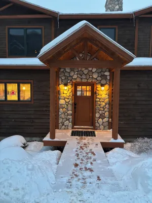 Spacious 4-bedroom Ski- in/ Ski-out condo in enchanting Sunday River w/ Hot Tub